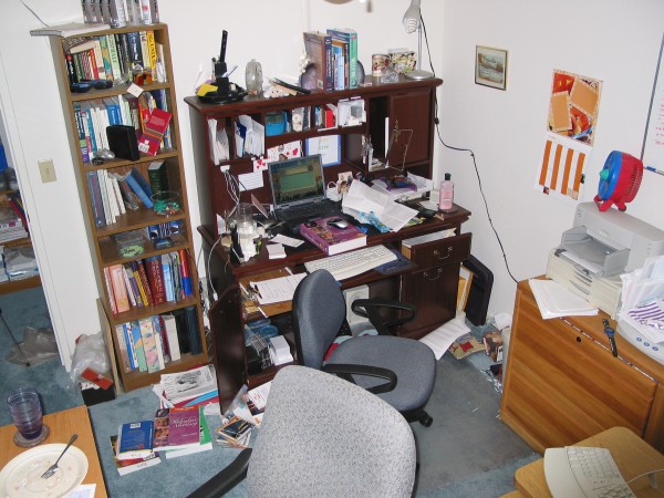 Mrs. Who Dah's corner
Here's my office as extreme as it gets, Mrs. Who?'s ssiiieeeeedddd! From left to right (bk = background, ft=front):

computer parts supply cabinet... (shudder) you do NOT want to go in there
bookcase w/ a ton of nimh rechargable battaries and nursing books and a few tech books
her desk and single computer (pfft)
color injet, scanner, file cabinet. those are usb. i put those on her computer... heehee

There's a bunch of other junk in there too if u look close enough... lol!