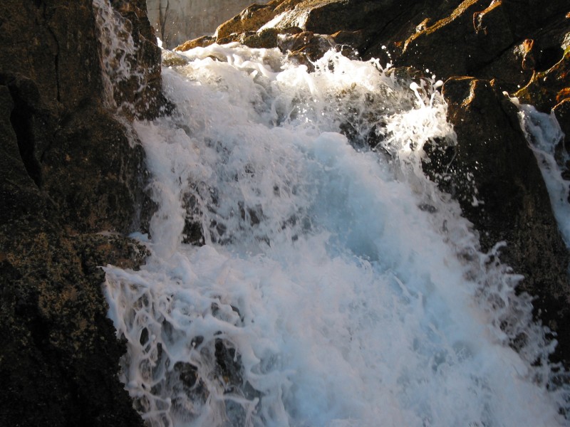 To the left, water from the Pacific Ocean flows through.